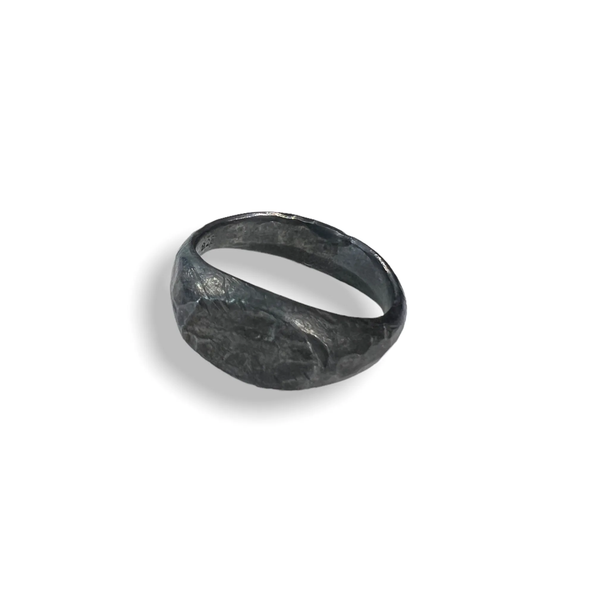 Kjeld x Trüffelschwein Hammered Signet Ring