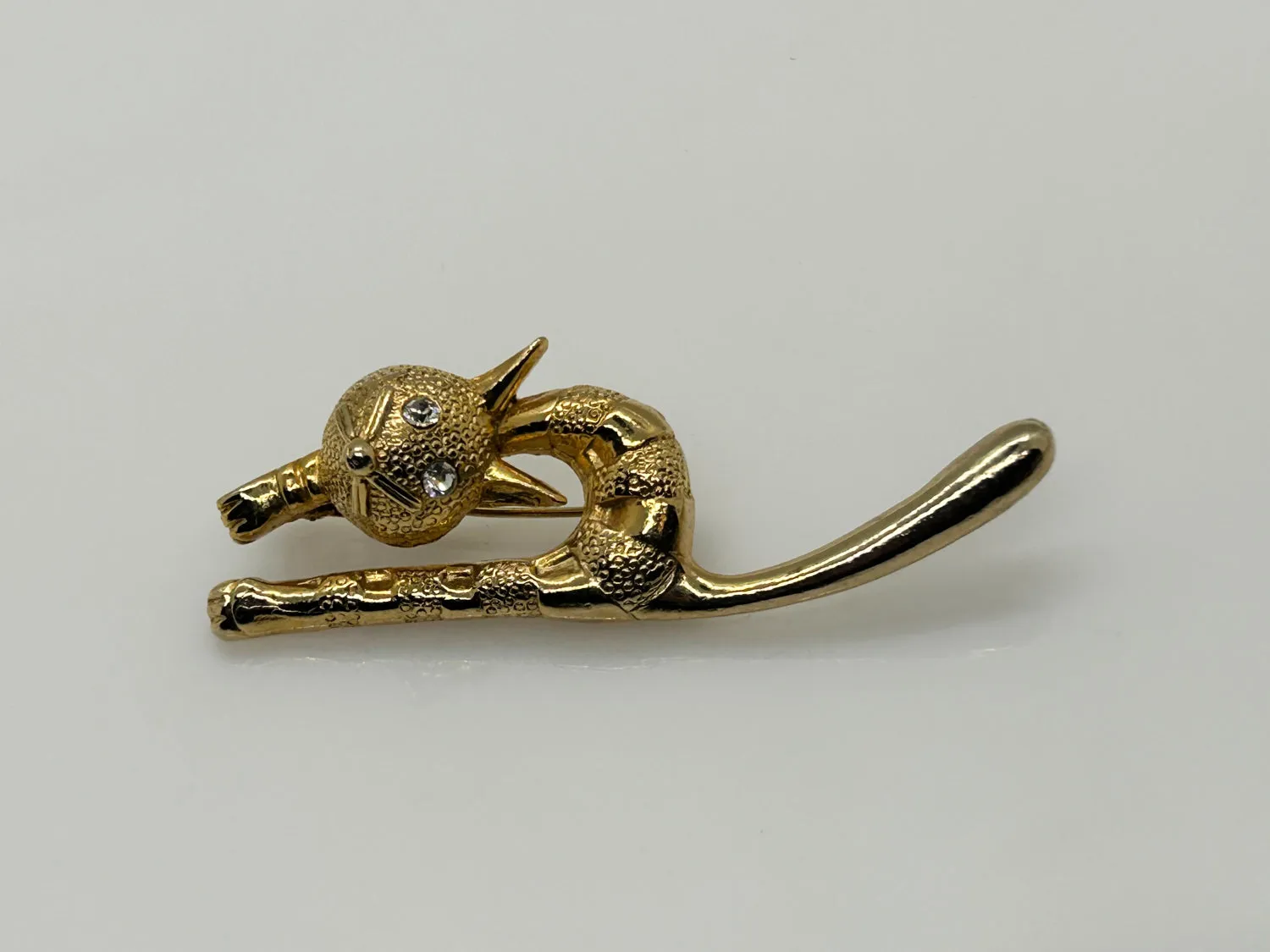 Vintage Startled Cat with Long Tail Brooch