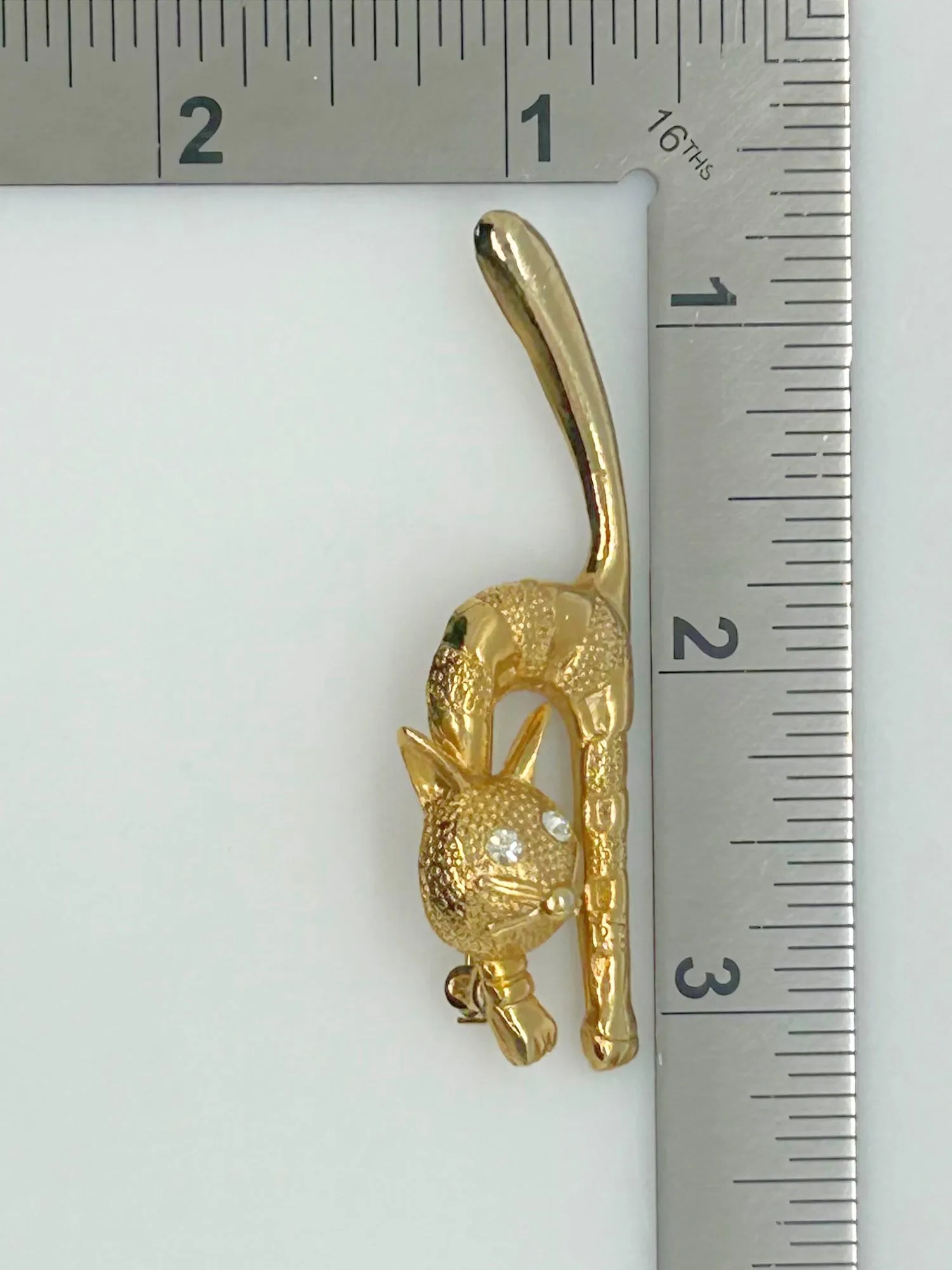 Vintage Startled Cat with Long Tail Brooch