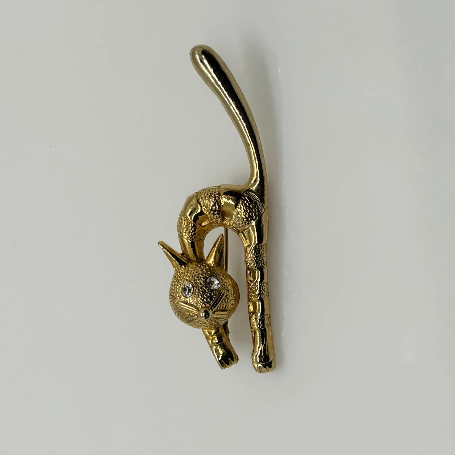 Vintage Startled Cat with Long Tail Brooch